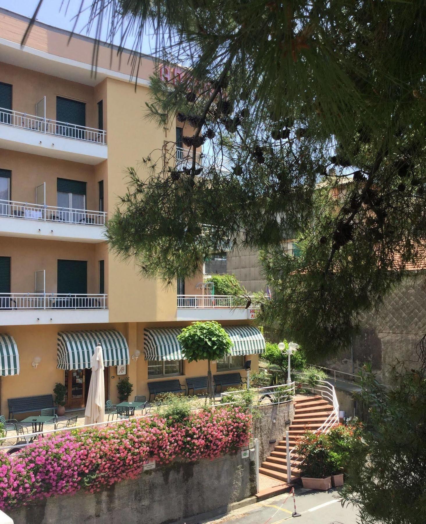 Albergo Adriana Челе Лигуре Екстериор снимка
