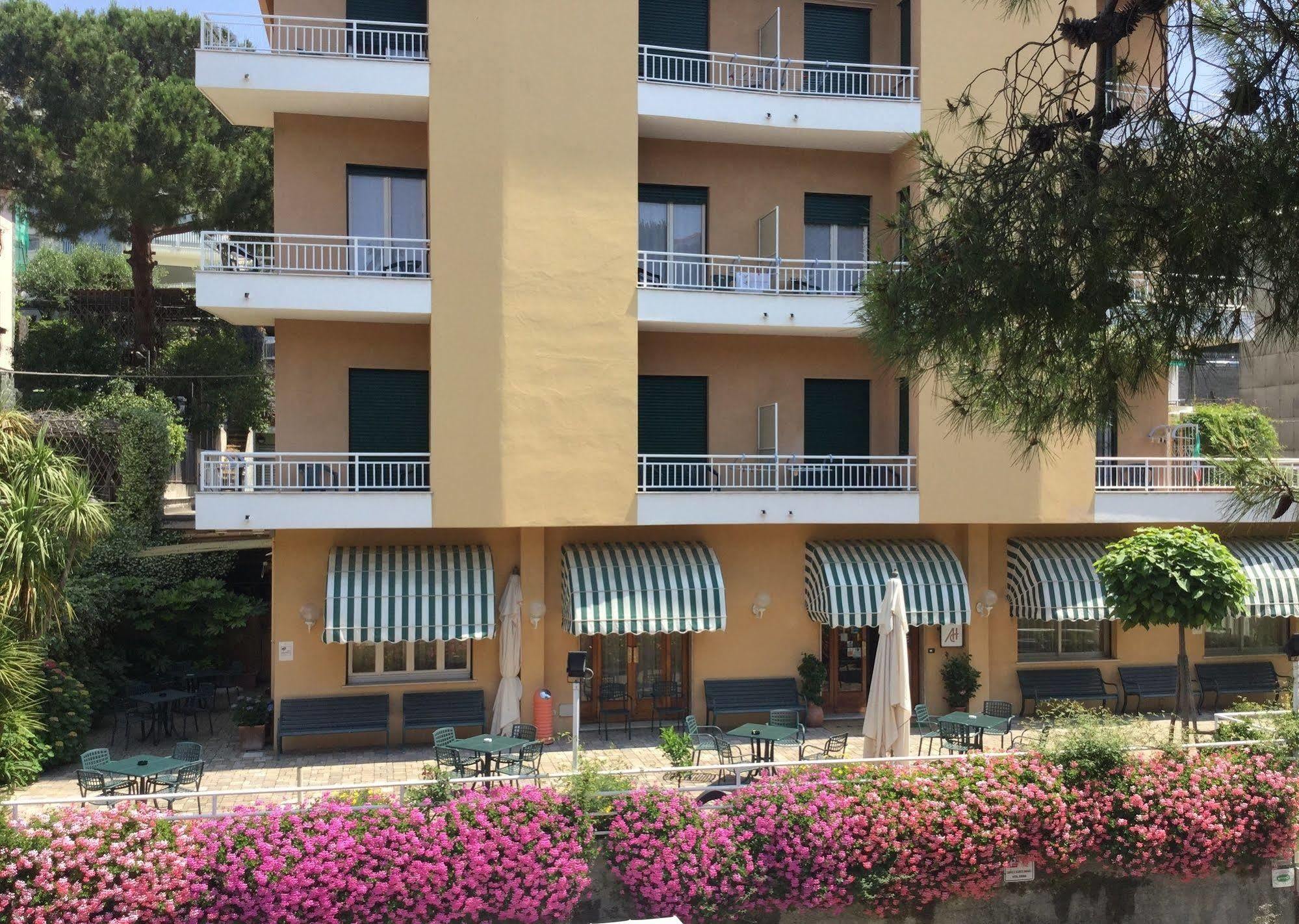 Albergo Adriana Челе Лигуре Екстериор снимка