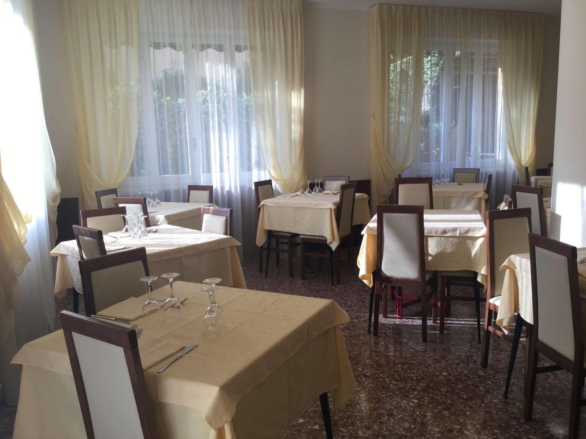 Albergo Adriana Челе Лигуре Екстериор снимка