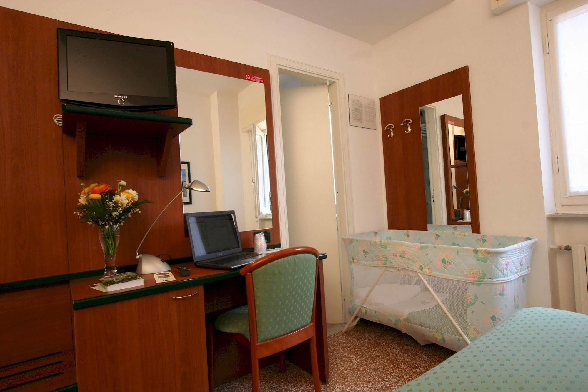 Albergo Adriana Челе Лигуре Екстериор снимка